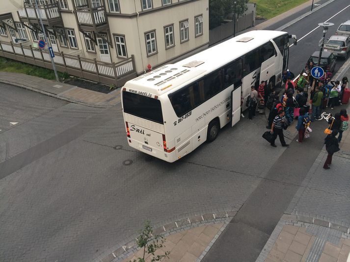 Hér má sjá rútu á gatnamótum Hverfisgötu og Vitastígs. Erfitt er fyrir bílstjóra að komast framfyrir rútuna með löglegum hætti, því þarna er framúrakstur bannaður.