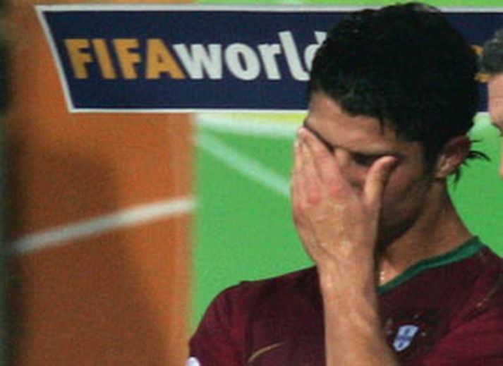 Cristiano Ronaldo á bekknum eftir að hafa verið skipt út í leik Portúgal og Hollands.
