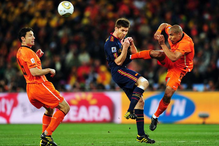 Nigel de Jong lætur hér Xabi Alonso finna fyrir sér í úrslitaleik HM 2010.