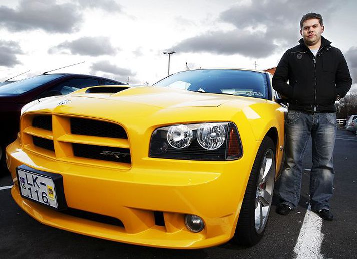 „Yfirleitt hreyfi ég hann ekki í rigningu heldur hef hann inni í skúr,“ segir Ragnar um bílinn sinn Dodge Charger SRT-8.
fréttablaðið/anton