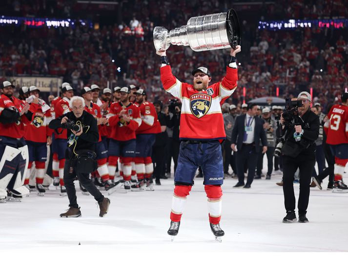 Sam Bennett hjá Florida Panthers fagnar með Stanley bikarinn eftir sigur liðsins.