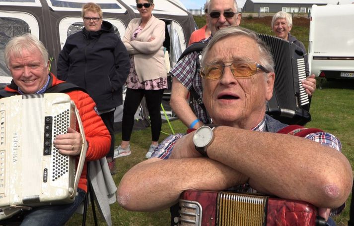 Friðjón Hallgrímsson, formaður Félags harmonikuunnenda í Reykjavík, sem er mjög ánægður með hátíðina á Borg. Afmælisbarn dagsins í appelsínugulu úlpunni er þarna líka.