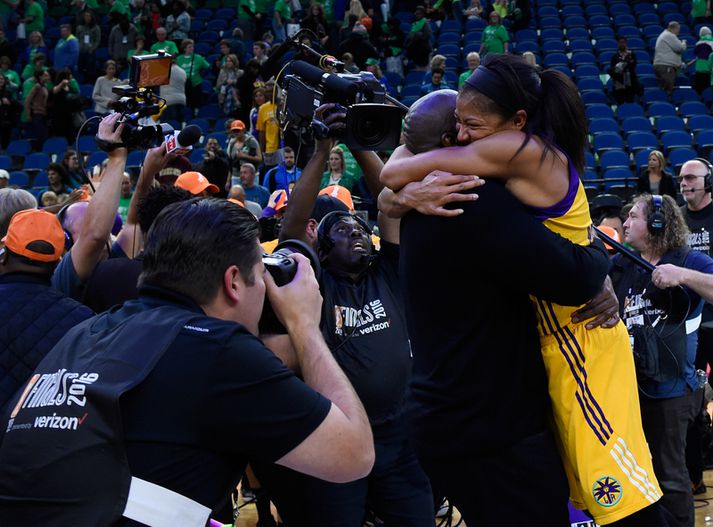 Candace Parker fagnar eigandann Magic Johnson.