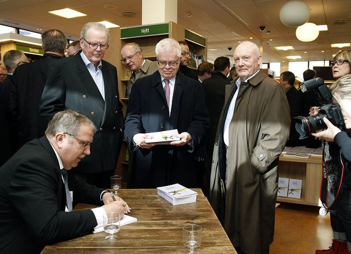 Í útgáfuhófinu Jón Steinar Gunnlaugsson áritaði eintök af ritgerð sinni fyrir gesti í gær. Hér fylgjast Óttar Ingvarsson, Gestur Jónsson, Ingimar Sigfússon og Hörður Einarsson með. 
