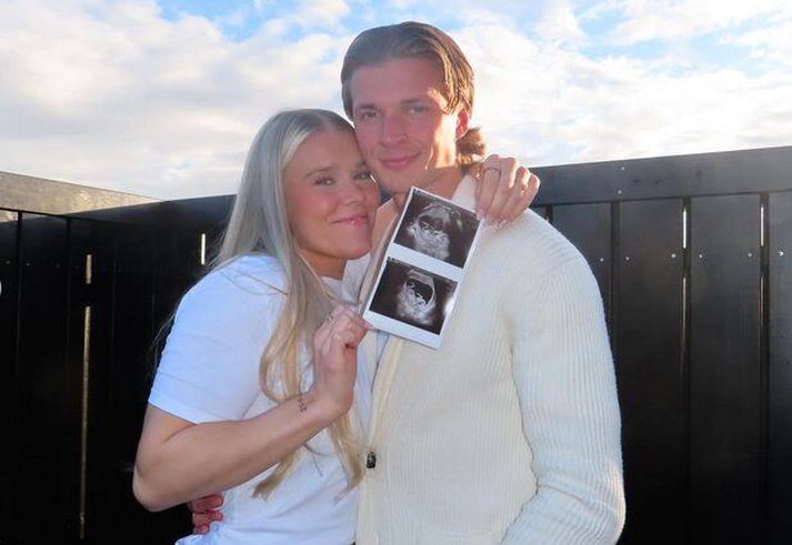 Barbára Sól Gísladóttir og Karl Friðleifur Gunnarsson með sónarmyndina.