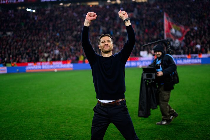 Xabi Alonso fagnar hér frábærum sigri Bayer Leverkusen á Bayern München á dögunum.