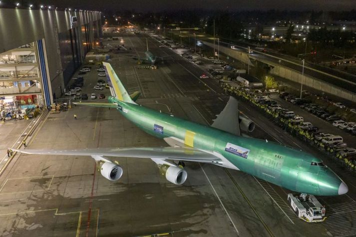 Síðasta Boeing 747-þotan dregin úr flugvélaverksmiðjunni í Everett í gærkvöldi. Húsið telst það stærsta í heimi að rúmmáli.