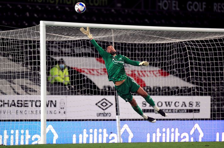 Ben Foster, markvörður Watford, hafði það náðugt en hér sést hann skutla sér á eftir skoti Wayne Rooney í uppbótartíma. Nær komust Derby County ekki í kvöld.