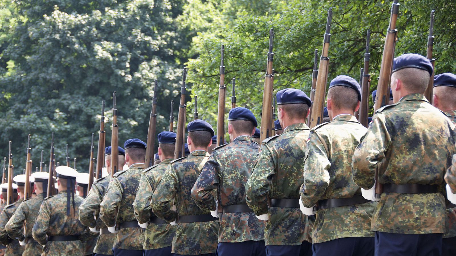 Karl­menn þurfa leyfi til að ferðast lengur en í þrjá mánuði