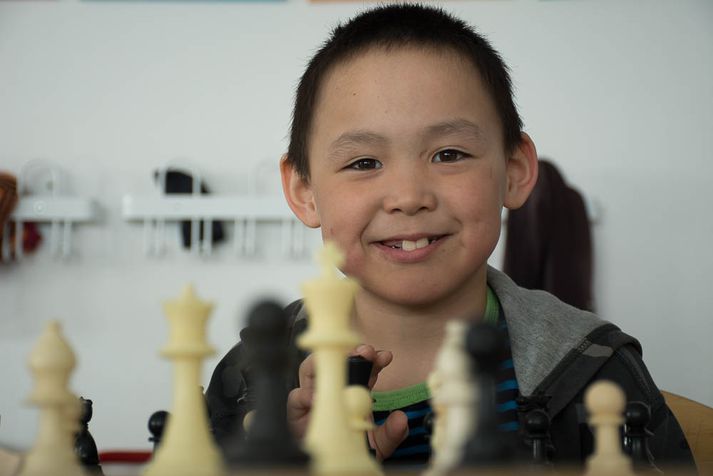 Drengur í Ittoqqortormiit ánægður við taflborðið.