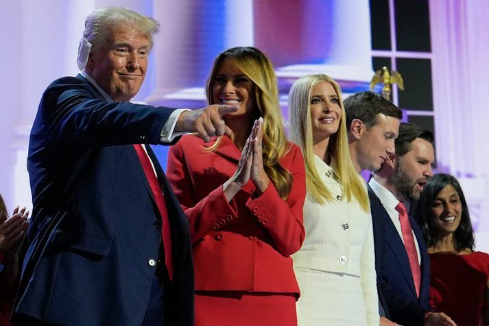 Það hefur hvorki sést mikið til Melaniu, eiginkonu Trump, né Ivönku, dóttur hans í kosningabaráttunni. Þær voru þó viðstaddar í gær.