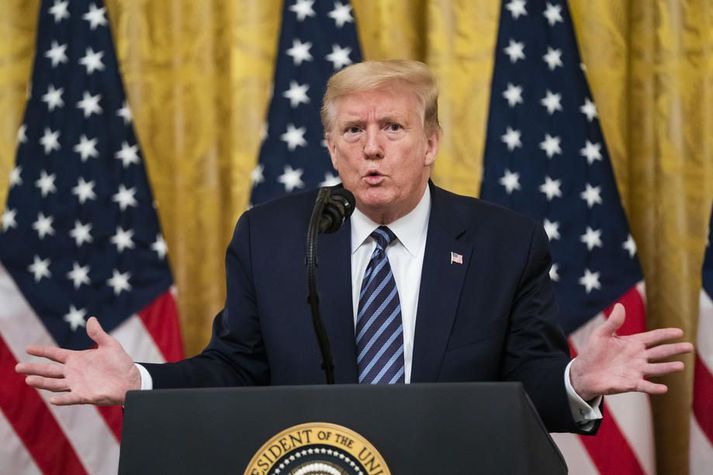 Donald Trump segir ríkisstjórn Bandaríkjanna íhuga að beita Kína refsiaðgerðum fyrir kórónuveirufaraldurinn.