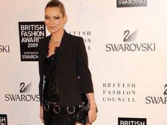 Kate Moss Fyrirsætan Kate Moss mætti í Christian Dior-kjól á bresku tískuhátíðina þar sem hún tók við London 25-verðlaununum.Myndir/Getty