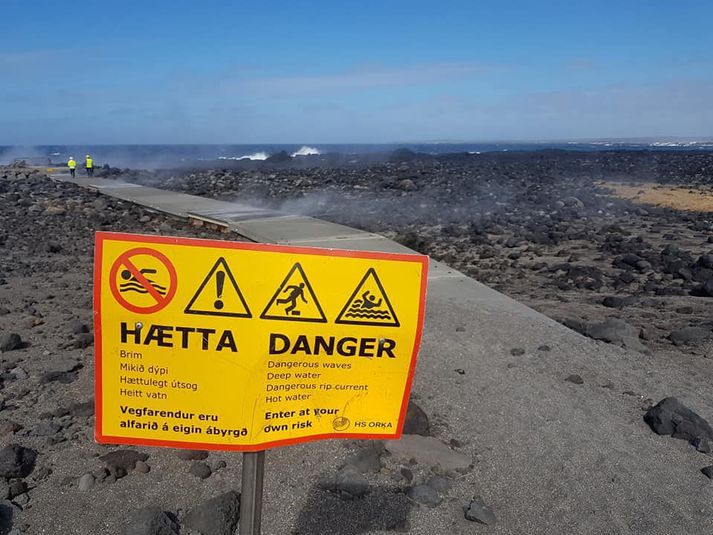 Fjöldi viðvörunarskilta er við affallið, sem voru hunsuð um liðna helgi. 