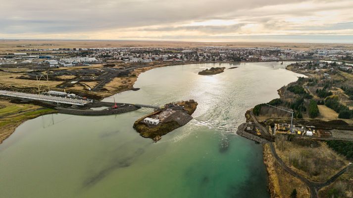 Brúin er svo sannarlega farin að taka á sig mynd