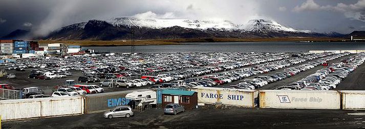Apríl 2006 Nýir bílar stóðu í löngum röðum við Sundahöfn vorið 2006.Fréttablaðið/Pjetur