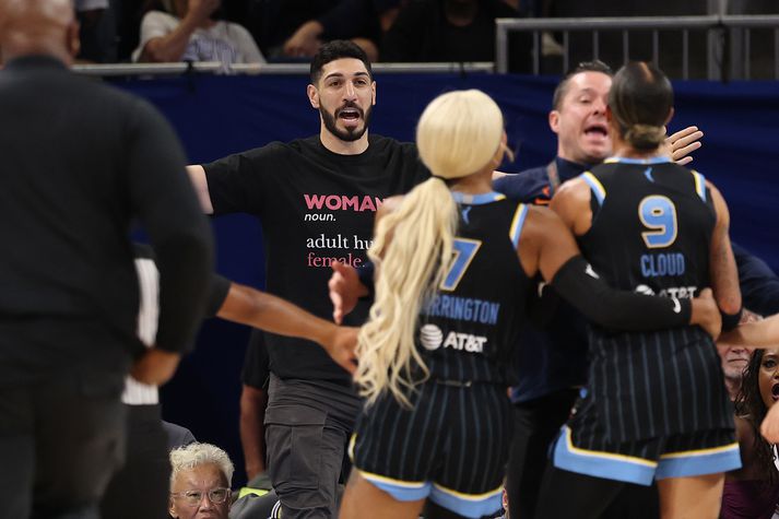 Enes Kanter og Cloud átti snörp orðaskipti í þriðja leikhluta. Enes segir að sér hafi verið hent út úr húsi fyrir það að styðja konur