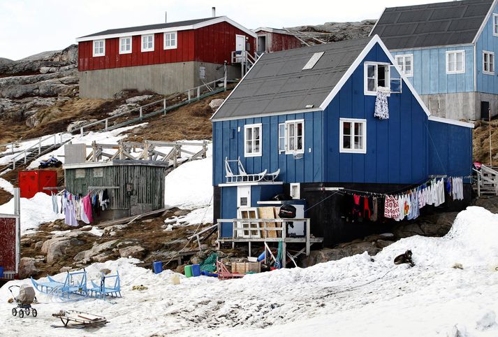 Efnahagskreppa hefur verið á Grænlandi síðustu ár og landsframleiðsla dregist saman um ríflega tvö prósent. Hér hefur þvottur verið hengdur til þerris í Kulusuk.