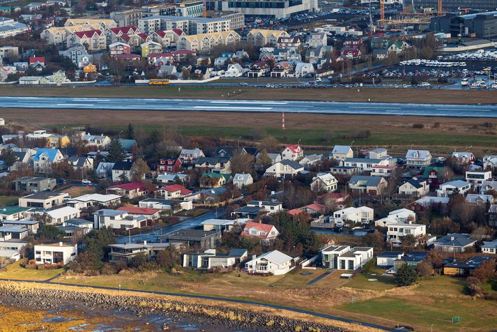 Sérbýli lækkaði í verði á milli mánaða en verð á fjölbýli hækkaði.