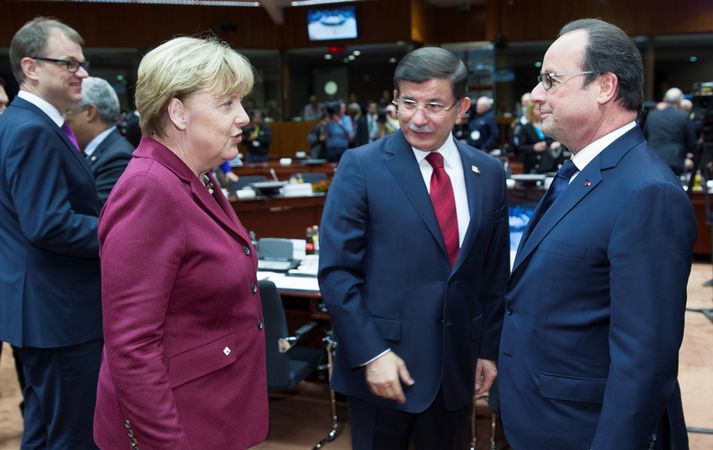 Angela Merkel, Ahmet Davuloglu og Francois Hollande í Ankara í Tyrklandi í dag.