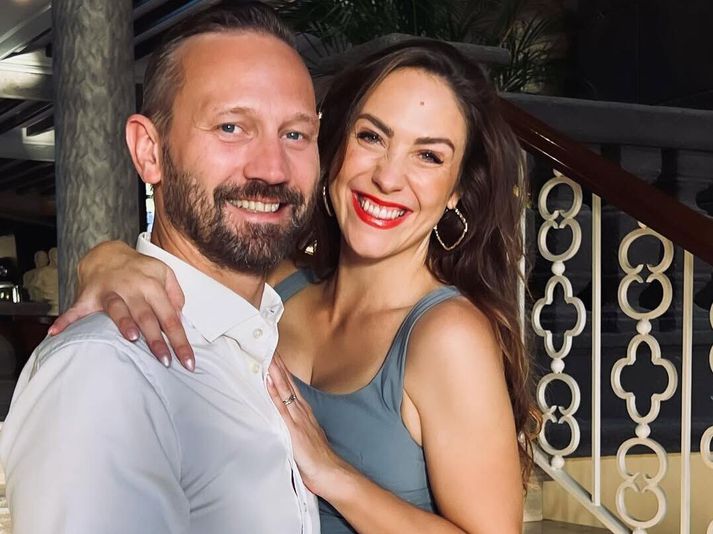 Milla Ósk og Einar búa saman í Breiðholti ásamt fjórum börnum sínum á aldrinum núll til átján ára. Þau eru ósammála um hvort þeirra hafi tekið fyrsta skrefið í sambandinu, og segir Milla að þau séu bæði mjög þrjósk en á sama tíma beri mikla virðingu fyrir hvoru öðru.