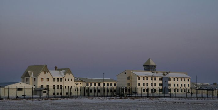 446 biðu þess að hefja afplánun dóma í árslok 2012.