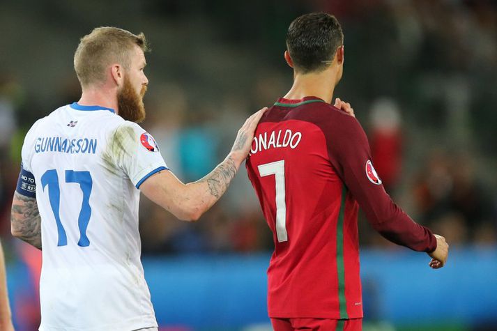 Fyrirliðarnir Aron Einar Gunnarsson og Cristiano Ronaldo ætluðu að skiptast á treyjum en ekkert varð úr því.