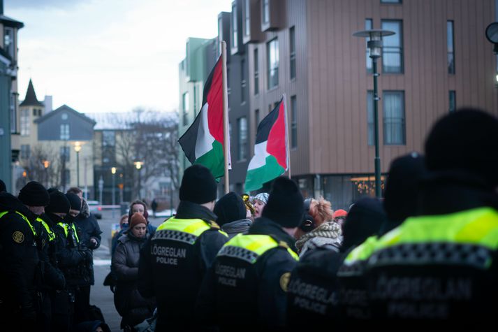 Fjölnir setur hótanirnar í beint samhengi við Palestínumótmælin, en lögregla hefur tvisvar beitt piparúða á mótmælendur í mótmælum á síðustu vikum.