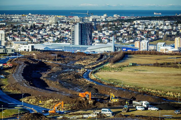 Verkið fólst í því að leggja nýjan 1,6 km langan veg frá mislægum vegamótum við Reykjanesbraut og austur fyrir Fífuhvammsveg. 