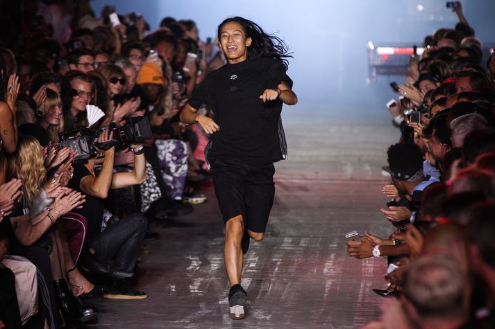 Alexander Wang er ekki svona hoppandi kátur þessa dagana.