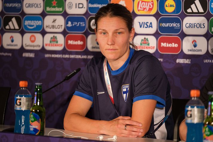 Natalia Kuikka fylgist íbyggin með blaðamanni bera fram spurningu á fjölmiðlafundi Finna í Thun í dag.