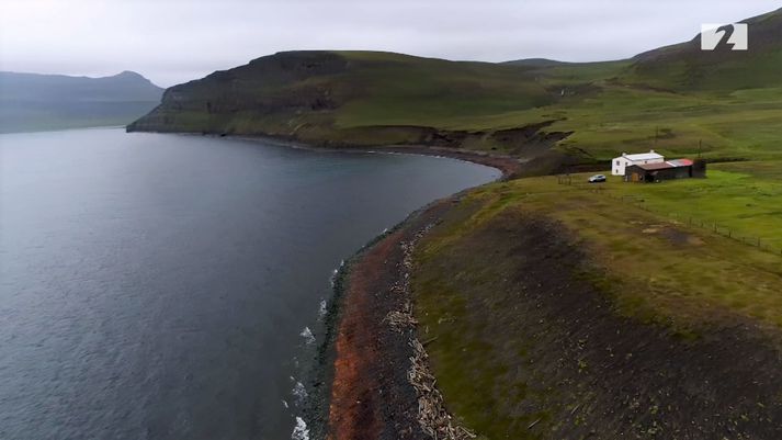 Krossavík við Þistilfjörð. Til vinstri sér inn í Kollavík. Fjallið Loki á milli. Í fjörunni fyrir neðan sést lífsbjörg fyrri kynslóða, viðurinn sem rak á land norðan úr höfum frá ströndum Rússlands.