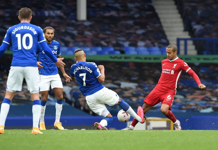 Richarlison fékk rautt spjald fyrir þessa tæklingu á Thiago.