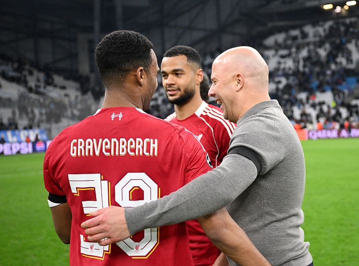 Arne Slot og hans menn voru kátir eftir 3-0 sigurinn í Frakklandi í gærkvöld.