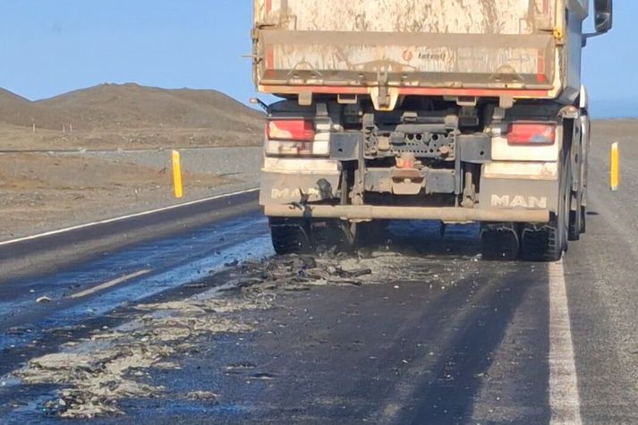 Miklar bikblæðingar voru á veginum og hann átti erfitt með að höndla álagið sem fylgdi umferðinni í dag. 