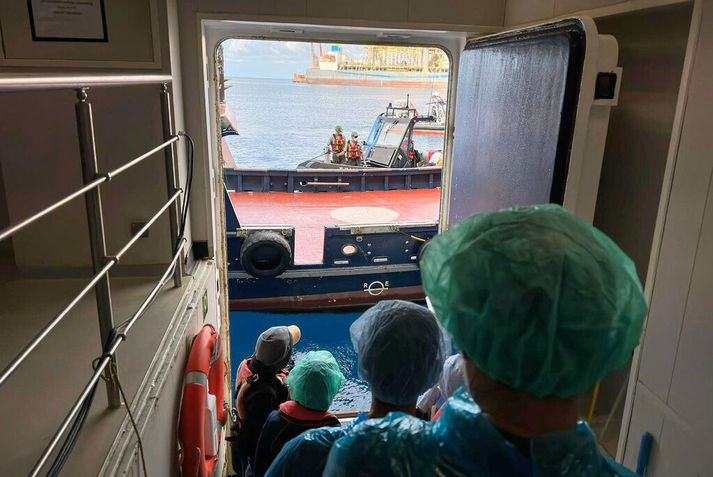 Fyrstu farþegarnir og áhöfnin af MV Hondius, skemmtiferðaskipinu sem er miðpunktur hantaveirufaraldursins, hafa farið frá borði á Tenerife.