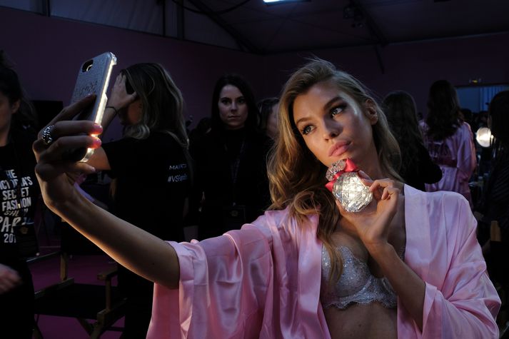 Fyrirsætan Stella Maxwell nýtur stuðnings selfie ljóssins á hulstrinu sínu.