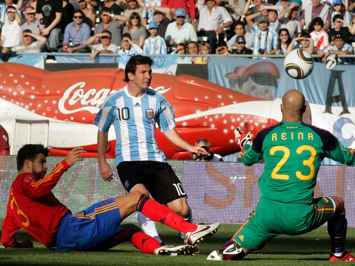 Lionel Messi skorar hér fyrsta mark leiksins á 9. mínútu.