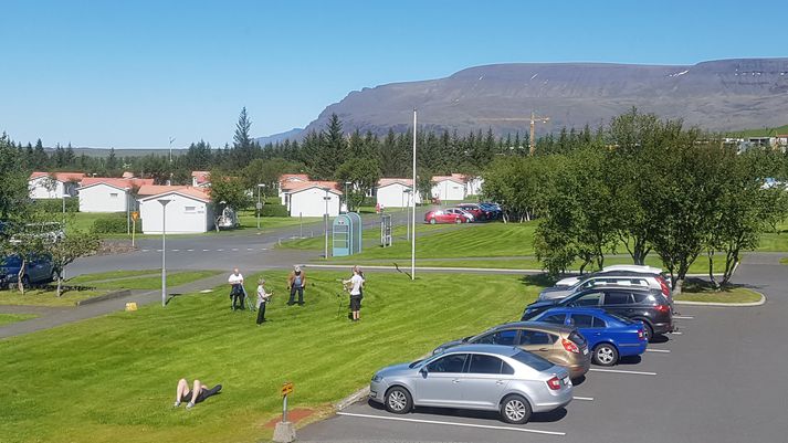 Sólríkur sumardagur á Reykjalundi. Ástandið innandyra er þó ekki eins og best verður á kosið þessa dagana.