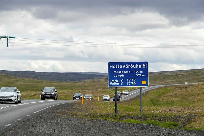 Lokað er fyrir umferð í báðar áttir á Holtavörðuheiði, eftir að tveir bílar sem óku úr gagnstæðri átt skullu þar saman á fimmta tímanum í dag.