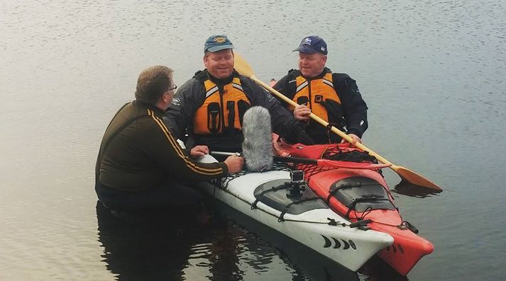 Svanur og Þröstur tvíburabróðir hans fara reglulega á kajak á Hestvatn í Grímsnesi og eiga þar góða stund saman. Hér er verið að taka viðtal við þá, sem sýnt verður í þætti kvöldsins.