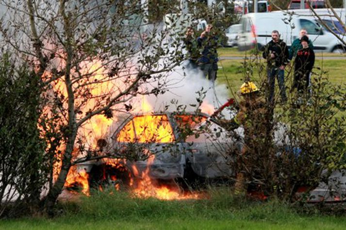 Slökkviliðsmenn að störfum við Vatnagarða í dag.