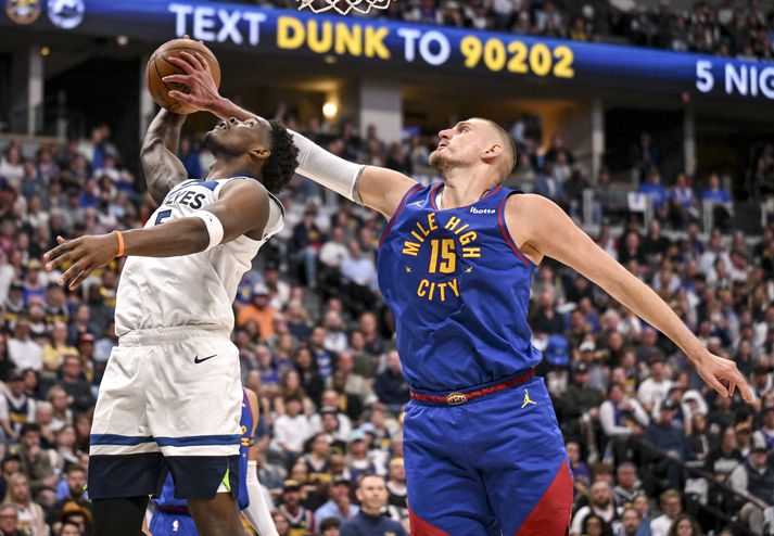 Anthony Edwards og Nikola Jokic í baráttunni.