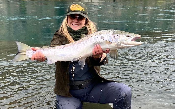 Eva Björg Sigurðardóttir með fyrsta laxinn úr Stóru laxá í sumar.
