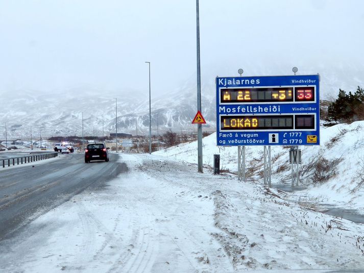 Mjög hvasst verður frá klukkan fimm í fyrramálið til níu eða svo.