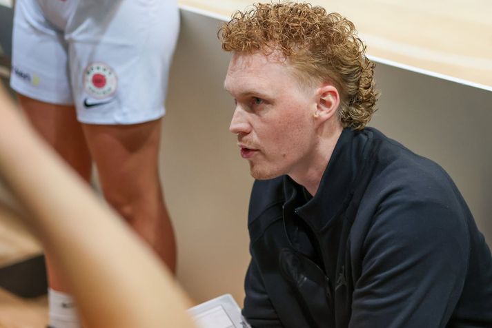 Daníel Andri Halldórsson fer yfir málin með leikmönnum sínum. 