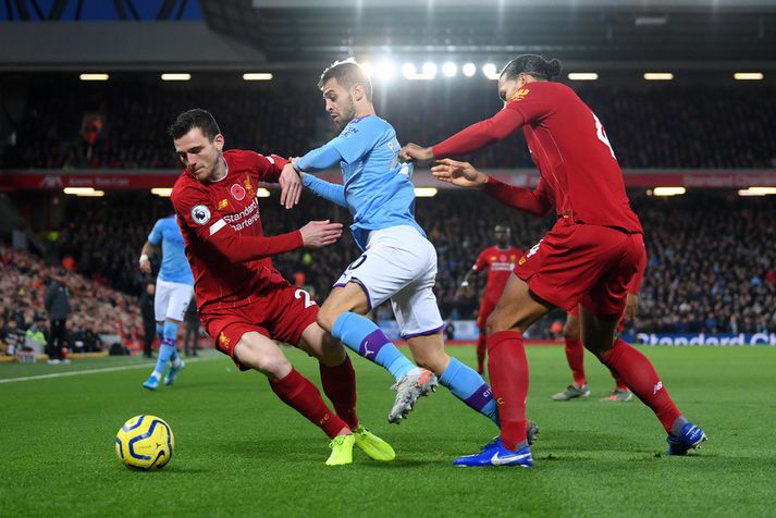 Bernardo Silva hjá Manchester City í baráttunni við Liverpool mennina Virgil van Dijk og Andy Robertson.