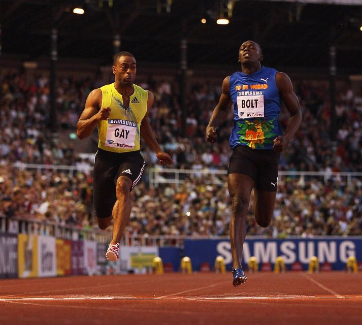 Gay hleypur hér í mark á undan Bolt.