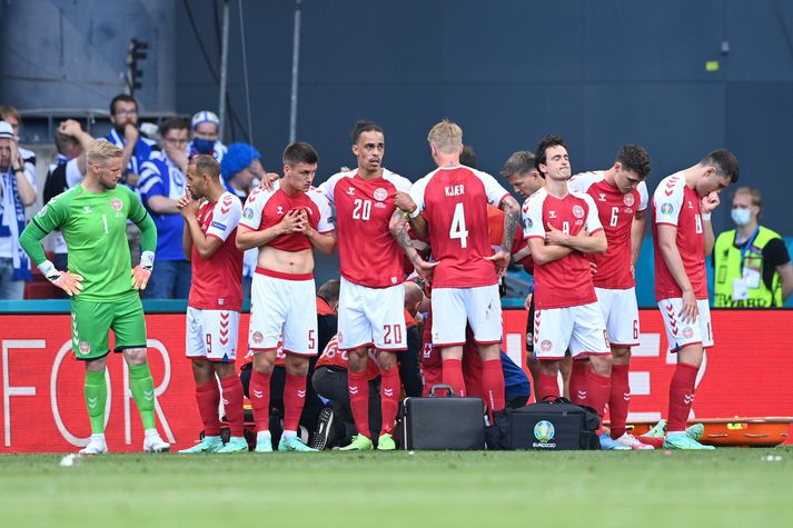 Yussuf Poulsen (nr. 20) og félagar í danska landsliðinu mynduðu hring í kringum Christian Eriksen eftir að hann hné niður í leik Danmerkur og Finnlands á EM í sumar.