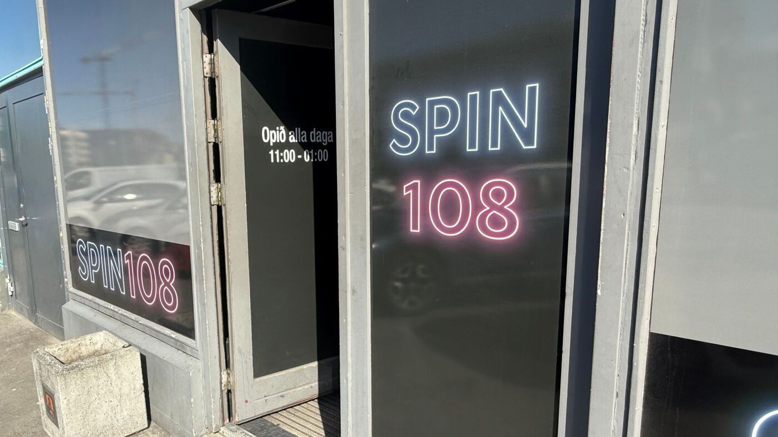 Milljónum í reiðu­fé stolið
